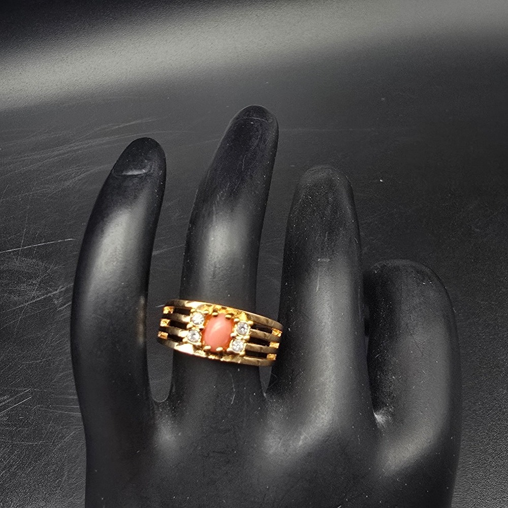 Avon 1981 Sea Treasures Ring Size 6 Faux Coral Gold Tone VIntage